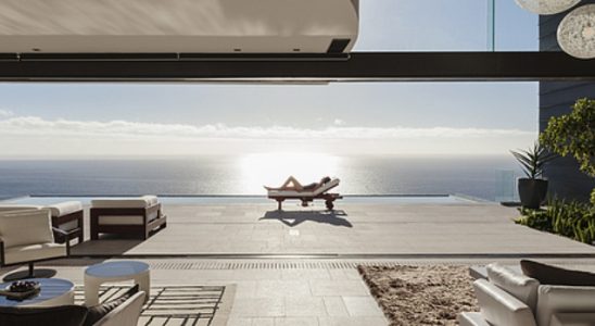 Terrasse contemporaine avec vue sur la mer