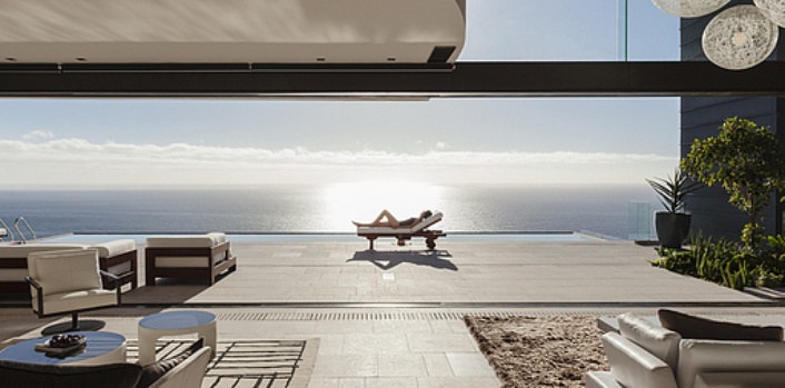 Terrasse contemporaine avec vue sur la mer