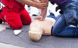 Formation aux gestes de premiers secours avec massage cardiaque sur un mannequin de secourisme