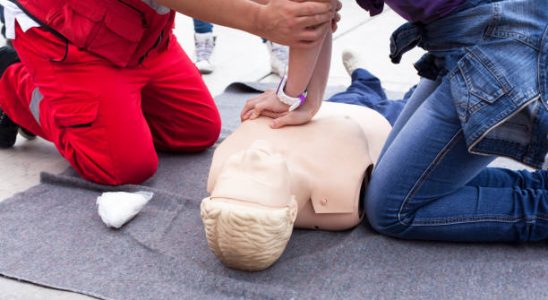 Formation aux gestes de premiers secours avec massage cardiaque sur un mannequin de secourisme