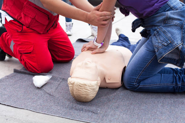Formation aux gestes de premiers secours avec massage cardiaque sur un mannequin de secourisme