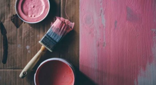 pot-peinture-maison-couleur-rose-pinceau