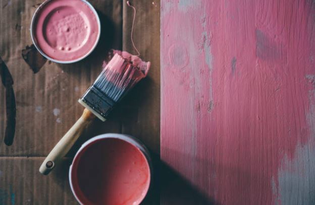 pot-peinture-maison-couleur-rose-pinceau