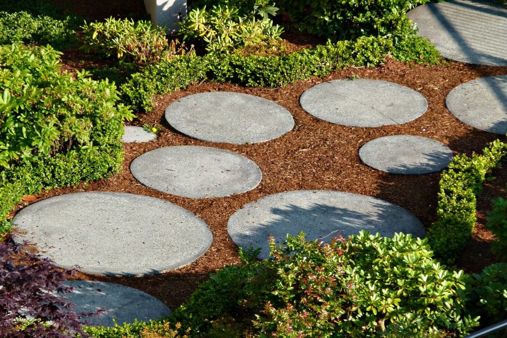 Une allée de jardin dessinées avec des dalles rondes