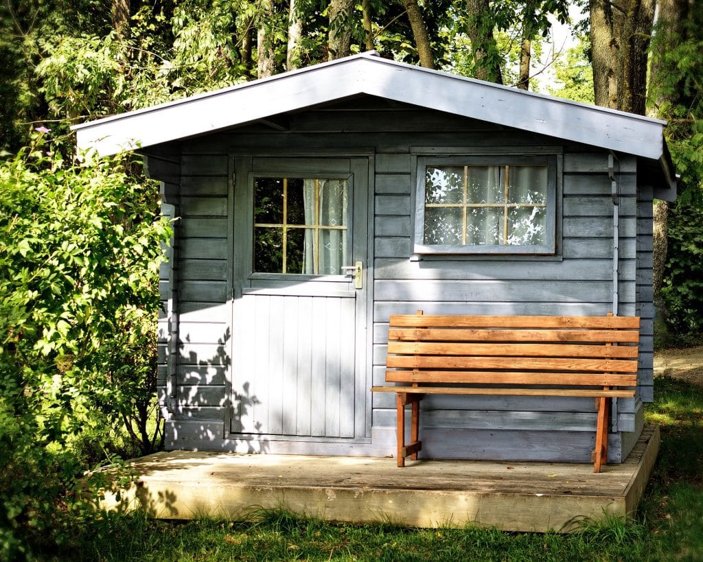 Cabane de jardin bleu clair avrec banc et fenêtres