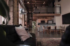 Salon et cuisine d'un grand loft gris et marron