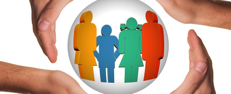 Quatre mains qui entourent 4 membres d'une famille représentés sous la forme de bonhommes de couleurs différentes dans une bulle