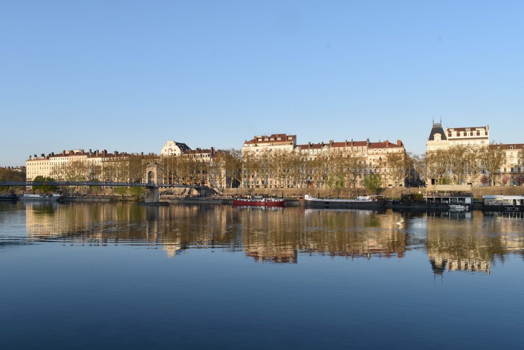 Vue des quais de Saône à Lyon où les arbres se reflètent dans le fleuve