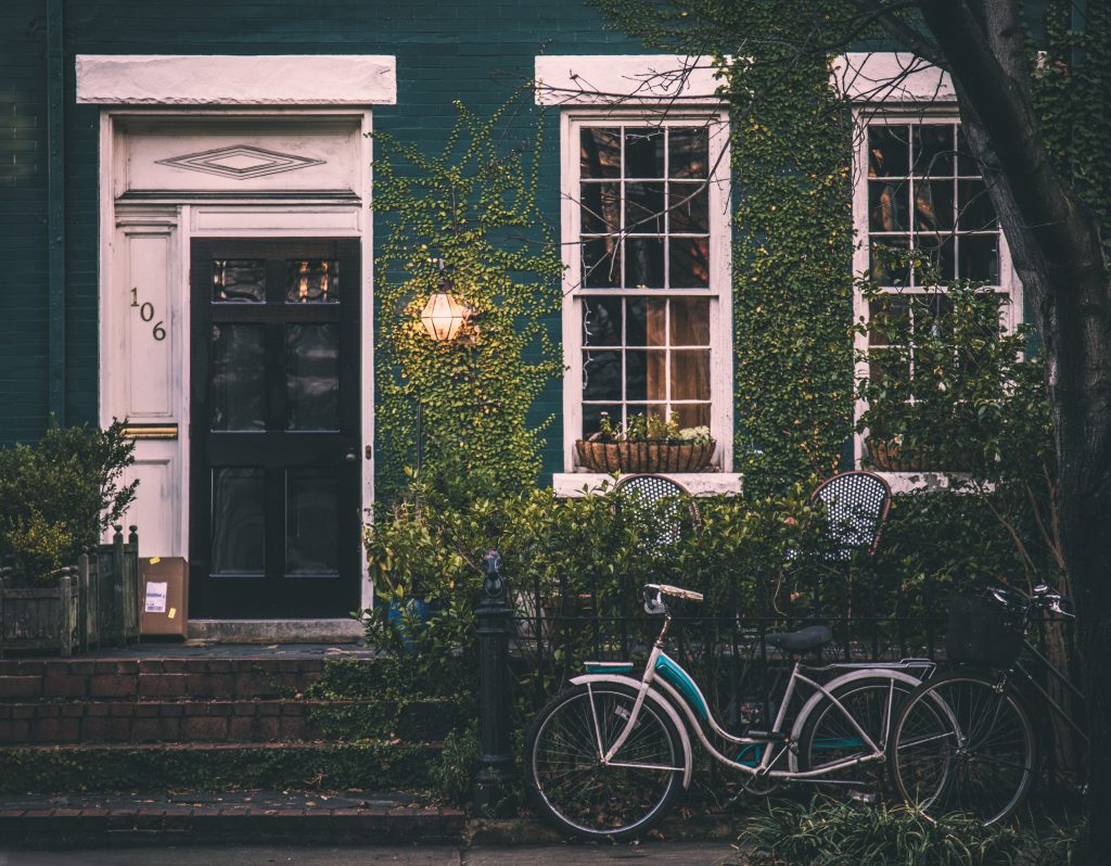 Palier d'une maison de ville avec vélo