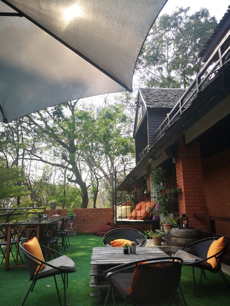 Terrasse moderne avec parasols et mobilier noir