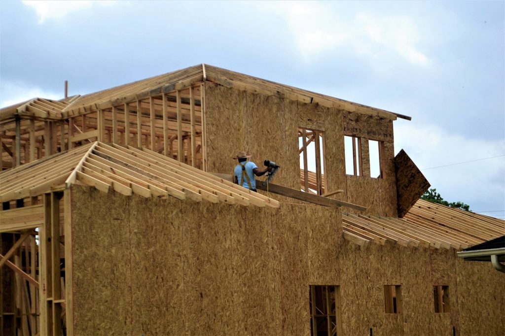 personne réalisant des travaux d'isolation extérieure