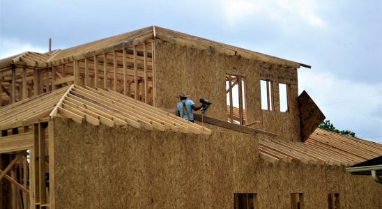 personne réalisant des travaux d'isolation extérieure